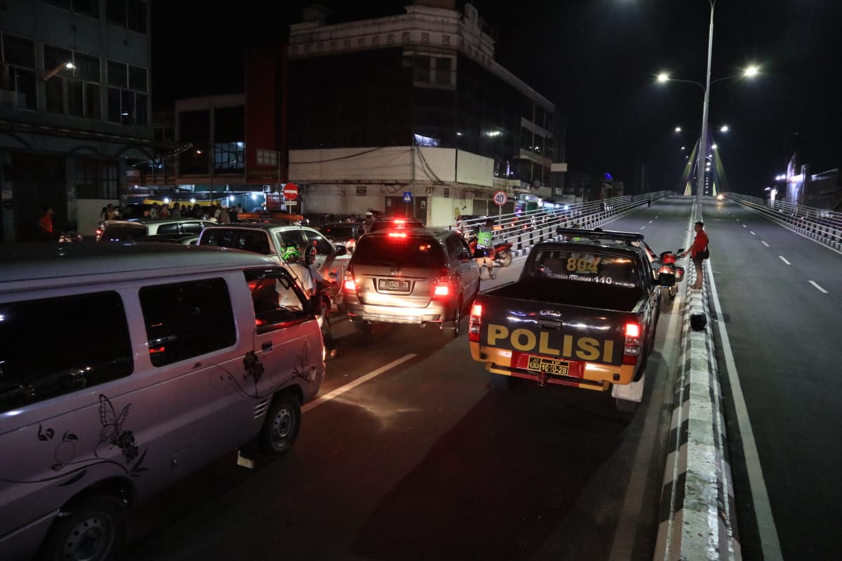 Aksi Tawuran, Jembatan Siak IV Pekanbaru Ditutup, Puluhan Brimob Turun Tangan